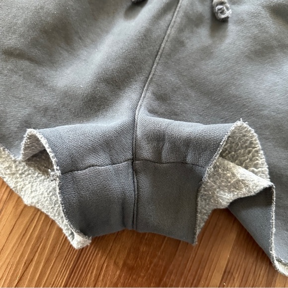 Aritzia TNA Cozy Fleece Boyfriend Short High Rise Raw Hem in Vintage Navy Sz. XS - Picture 3 of 4